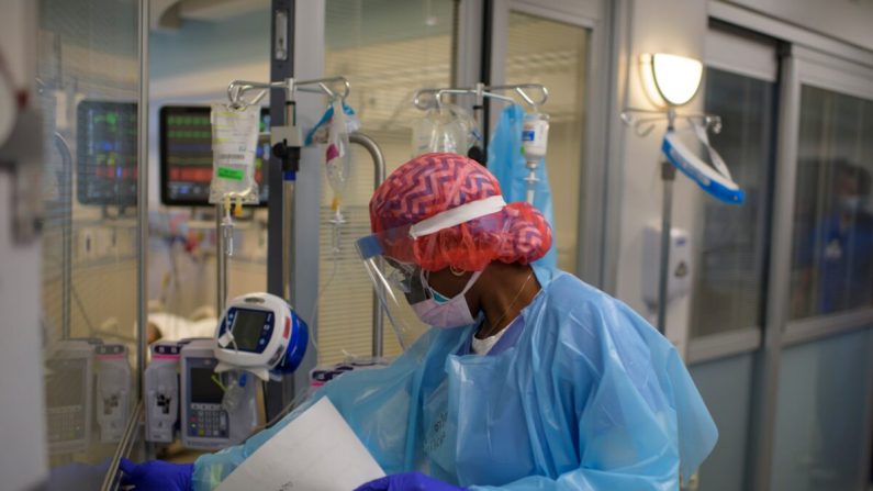 La terapeuta respiratoria registrada Niticia Mpanga entra en la sala de pacientes de COVID en la UCI del Centro Médico Oakbend en Richmond, Tex., el 15 de julio de 2020. (Mark Felix-/AFP /AFP vía Getty Images)

