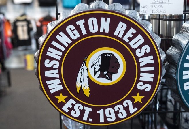 La mercancía de los Redskins de Washington está a la venta en una tienda de deportes en Fairfax, Virginia, el 13 de julio de 2020. (Andrew Caballero-Reynolds/AFP vía Getty Images)
