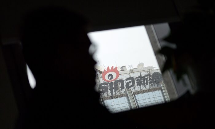La señalización de Sina Weibo, ampliamente conocida como la versión china de Twitter, se muestra en Beijing el 16 de abril de 2014. (WANG ZHAO / AFP a través de Getty Images)