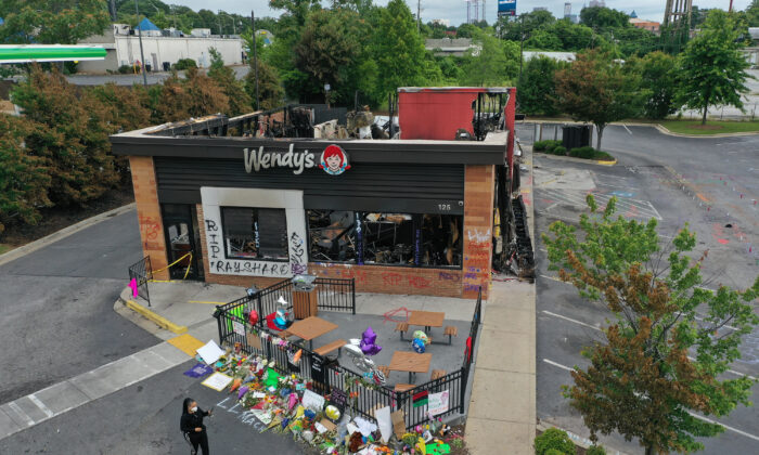 El restaurante Wendy's, donde fue abatido Rayshard Brooks, fue incendiado por alborotadores, en Atlanta, Georgia, el 17 de junio de 2020. (Joe Raedle/Getty Images)