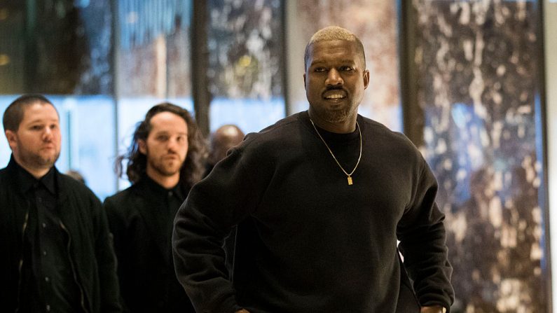 Kanye West llega a la Torre Trump, el 13 de diciembre de 2016, en la ciudad de Nueva York. (Drew Angerer/Getty Images)