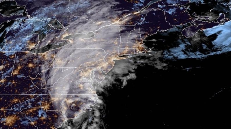 Fotografía cedida por la Oficina Nacional de Administración Oceánica y Atmosférica (NOAA) de Estados Unidos por vía del Centro Nacional de Huracanes (NHC) donde se muestra la localización del huracán Isaías sobre Carolina del Norte este lunes a la 1:56 hora local (5:56 GMT). EFE/NOAA-NHC