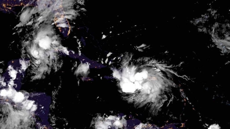 Imagen cedida por la Oficina Nacional de Administración Oceánica y Atmosférica (NOAA) que muestra una imagen satelital tomada el 23 de agosto de 2020 de la Tormenta Tropical Marco (arriba i) y Laura (c) moviéndose sobre el Mar Caribe y el Golfo de México. EFE/EPA/NOAA