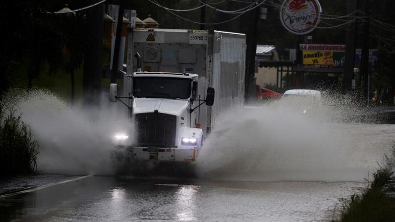 Un camión cruza una calle inundada, el 30 de julio de 2020, tras el paso de una tormenta tropical, en San Juan (Puerto Rico). EFE/Thais Llorca