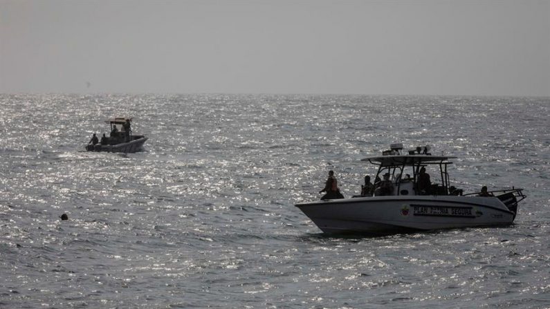 Fotografía de archivo donde elementos de seguridad patrullan la costa donde se registró un enfrentamiento, el pasado 3 de mayo del 2020, en Macuto, La Guaira (Venezuela). EFE/ Rayner Peña