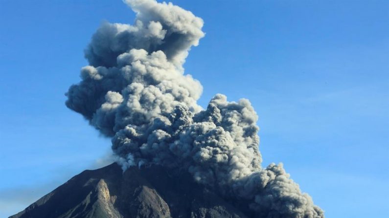 El volcan Sinabung expulsa ceniza en una imagen tomada desde la localidad de Karo, Sumatra del Norte (Indonesia) este domingo. as autoridades han establecido un perímetro de seguridad de hasta 5 kilómetros debido al peligro de erupción magmática del volcán, situado en el norte de Sumatra, una de las mayores islas del archipiélago indonesio. EFE/EDY REGAR
