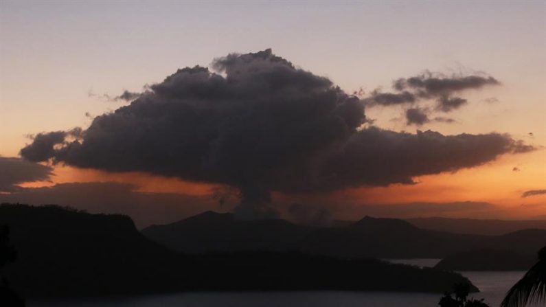 Vista del volcán Taal mientras echa humo. EFE/ Mark Cristino/Archivo
