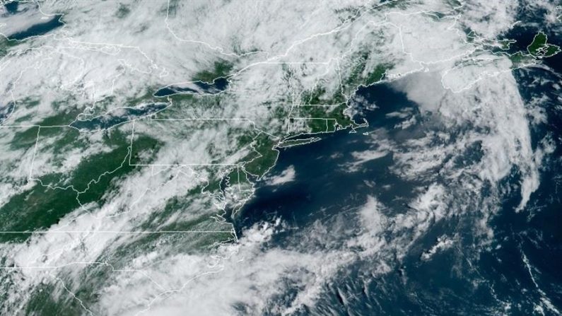 Fotografía cedida por la Administración Nacional Oceánica y Atmosférica (NOAA) de Estados Unidos por vía del Centro Nacional de Huracanes (NHC) donde se muestra la localización de la tormenta tropical Isaías este lunes a la 9:30 hora local (13:30 GMT). EFE/NOAA-NHC
