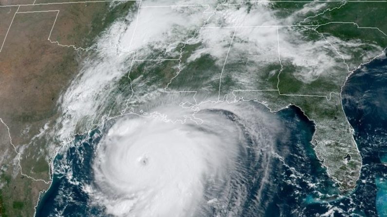 Fotografía cedida por la Oficina Nacional de Administración Oceánica y Atmosférica (NOAA) por vía del Centro Nacional de Huracanes (NHC), que muestra la localización del huracán Laura el 26 de agosto de 2020, a las 11.16 hora local (15.16 GMT). EFE/NOAA-NHC