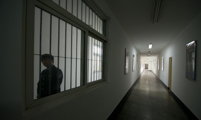 Un guardia mira por la ventana de un pasillo dentro del Centro de Detención No.1 durante una visita guiada del régimen en Beijing, China, el 25 de octubre de 2012. (Ed Jones/AFP vía Getty Images)