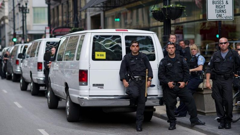 Los dos oficiales llevan trabajando en el Departamento de Policía de Chicago unos dos años y forman parte de una unidad de 200 agentes creada para los meses de verano y que suele patrullar aquellas zonas de la urbe donde se registra mayor criminalidad. EFE/Peer Grimm/Arrchivo
