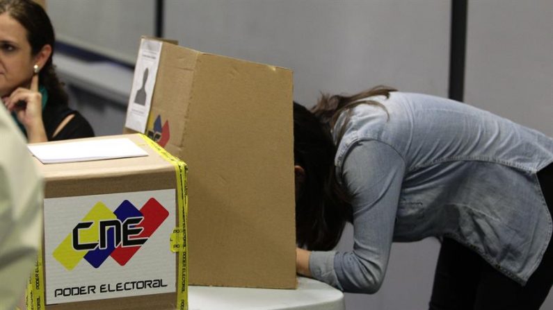 Vista de personas votando en unas elecciones venezolanas. EFE/Víctor Lerena/Archivo
