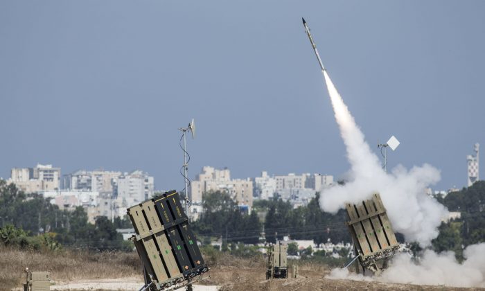 El sistema de defensa aérea Cúpula de Hierro dispara para interceptar un misil sobre la ciudad de Ashdod, Israel, el 8 de julio de 2014. (Ilia Yefimovich/Getty Images)