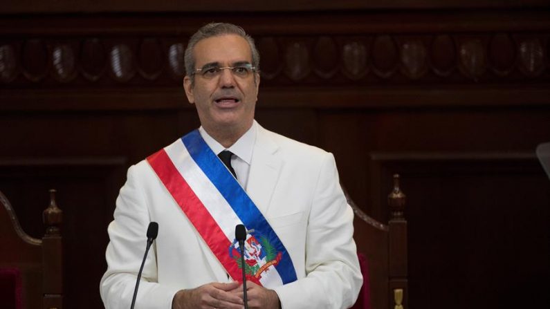 El presidente dominicano, Luis Abinader, pronuncia un discurso durante la ceremonia de Investidura en la sede de la Asamblea Nacional, en Santo Domingo (República Dominicana), 16 de agosto de 2020. (EFE/ Orlando Barría)