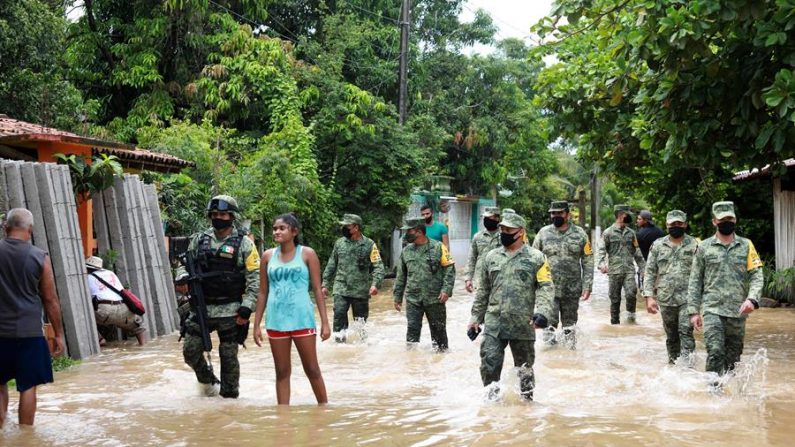 Militares patrullan en una calle inundada debido a las afectaciones por la cercanía de la tormenta tropical Hernan el 27 de agosto de 2020, en Benito Juárez, estado Guerrero (México). EFE/ David Guzmán