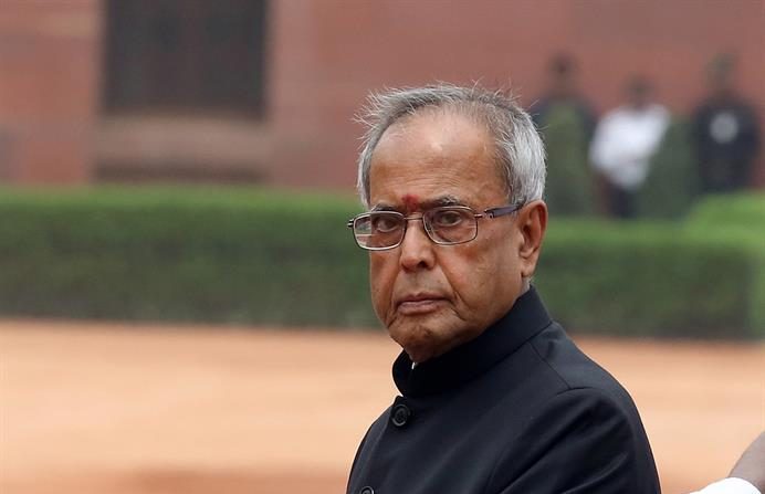 El expresidente de la India Pranab Mukherjee pasa revista a la guardia de honor durante su ceremonia de bienvenida en la casa del presidente de la India después de su ceremonia de juramento en la casa del parlamento, en Nueva Delhi (India), el 25 de julio de 2012. EFE/EPA/HARISH TYAGI