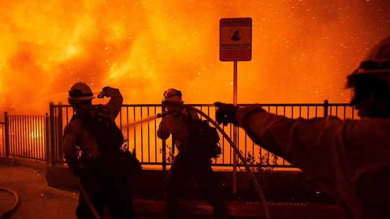Un gigantesco incendio se desató en una fábrica de plásticos cercana a la ciudad tejana de Dallas y mantiene en emergencia la zona. EFE/EPA/CHRISTIAN MONTERROSA/Archivo
