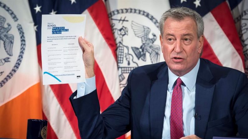 Fotografía cedida por la Alcaldía de Nueva York donde aparece Bill de Blasio mientras habla durante su rueda de prensa diaria en la sede de la municipalidad en Nueva York, el 24 de agosto. (EFE/Ed Reed/Alcaldía de Nueva York)