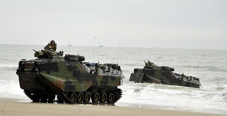 Vehículos de asalto anfibio (AAV) del buque de transporte anfibio USS Oak Hill (LSD 51) se dirigen hacia la costa durante un ejercicio de asalto anfibio como parte de Bold Alligator 2012.  (Fotografía de la Marina de EE.UU. por el Especialista en Comunicación de Masas de 2ª Clase Gregory N. Juday/Publicada)
