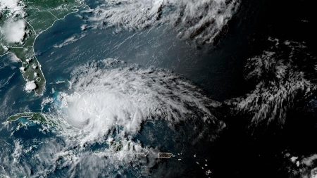 Isaías se acerca a la isla de Andros, en Bahamas, con vientos de 140 km/h