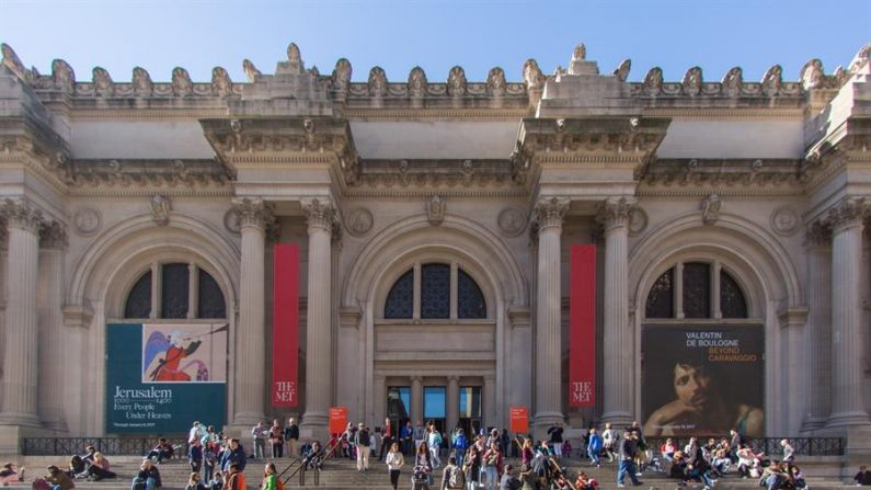 Fotografía cedida por el Museo Metropolitano de Nueva York donde aparecen varias personas sentadas en las escalinatas del local en Nueva York (EE.UU.). EFE/Met
