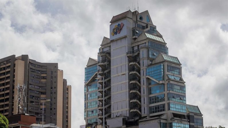 Fotografía fechada el 22 de julio de 2020 que muestra las siglas del Consejo Nacional Electoral (CNE), en el edificio del organismo, en Caracas (Venezuela). EFE/Miguel Gutiérrez
