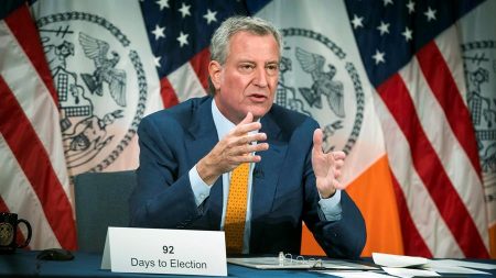 Alcaldía de Nueva York da a conocer plan para polémica reapertura de colegios