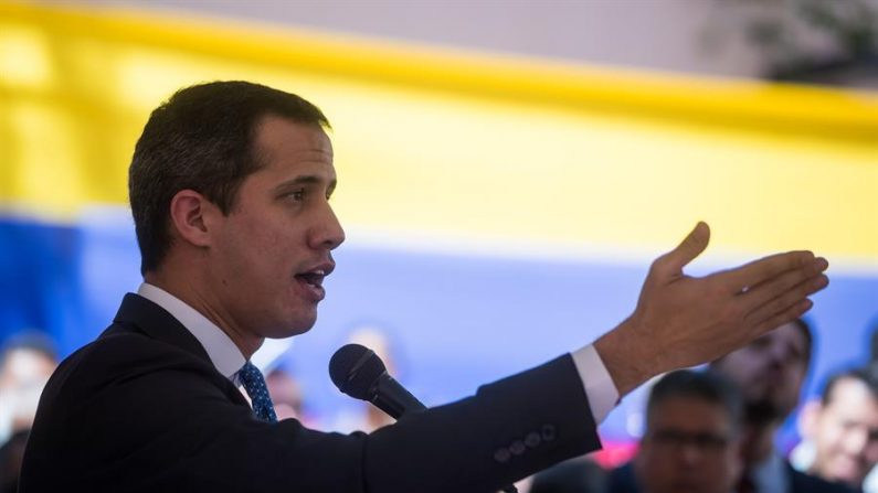 En la imagen, el líder opositor venezolano Juan Guaidó (c). EFE /Miguel Gutiérrez /Archivo