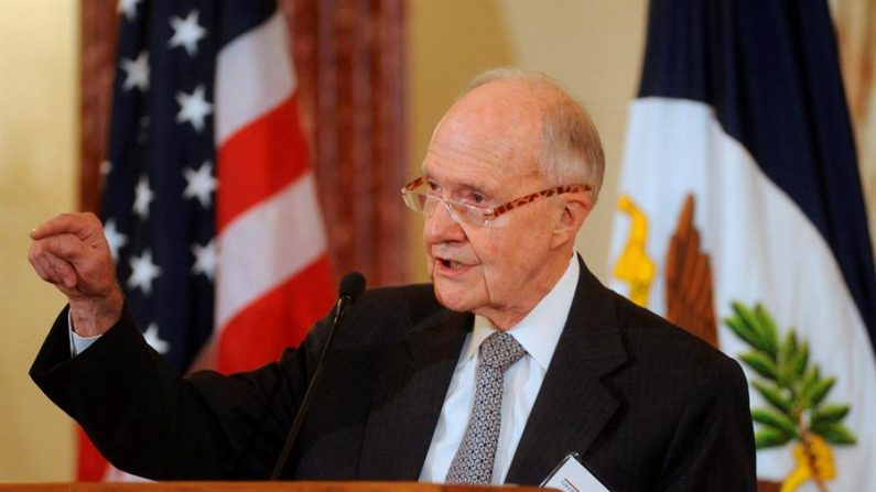 Fotografía de archivo fechada el 16 de octubre de 2009 del retirado teniente general de las Fuerzas Aéreas estadounidenses Brent Scowcroft durante una reunión en Washington DC, Estados Unidos. EFE/Michael Reynolds