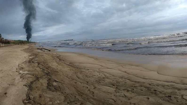 En la foto se observa parte de la contaminación por petróleo el 10 de agosto del 2020 en la playa El Palito en Puerto Cabello (Venezuela). EFE/SAMUEL CABRERA