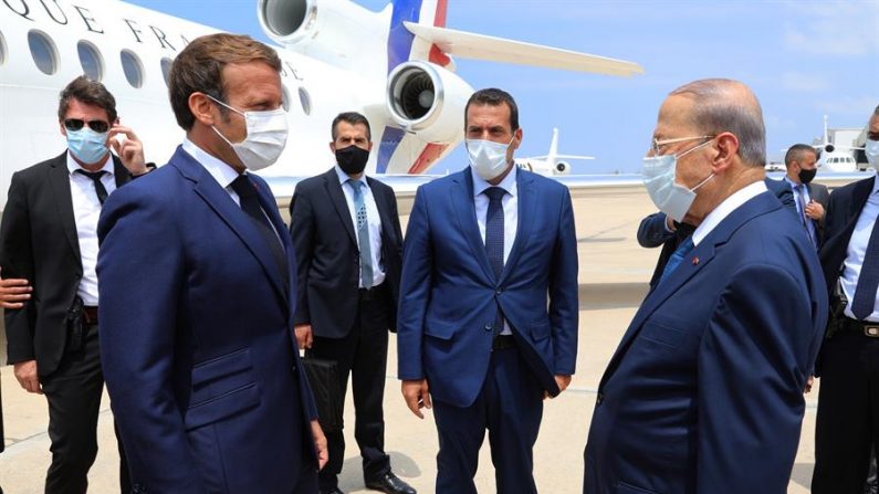 El presidente francés Emmanuel Macron (i) es recibido por el presidente libanés Michel Aoun en el aeropuerto internacional Rafic Hariri de Beirut, Líbano, el 6 de agosto de 2020. EFE/EPA/DALATI NOHRA HANDOUT