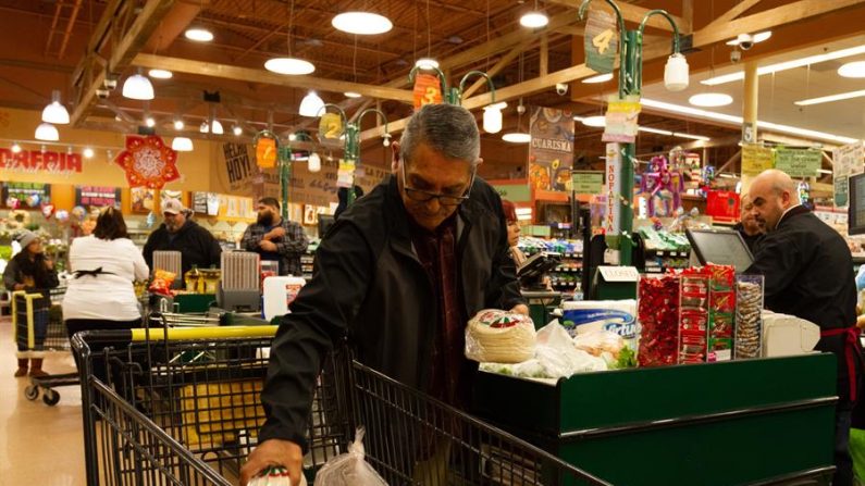 Un cliente dispone en un carrito la mercancía que compró del supermercado Northgate González Market, el pasado 19 de marzo del 2020, en Norwalk, California (EE.UU.). EFE/Felipe Chacón/Archivo