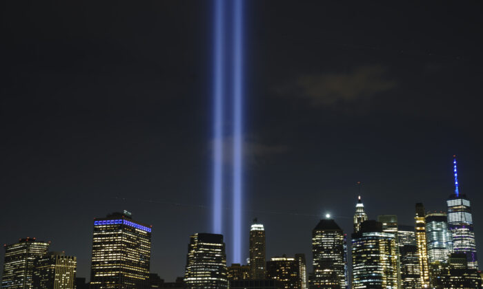 El "tributo de luz" se eleva al cielo en el 18º aniversario de los ataques terroristas del 11-S, en la ciudad de Nueva York el 11 de septiembre de 2019. (Drew Angerer/Getty Images)