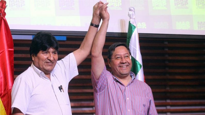 En la imagen, el expresidente de Bolivia Evo Morales (i) y el candidato presidencial por el Movimiento al Socialismo (MAS), Luis Arce (d). EFE/Aitor Pereira/Archivo