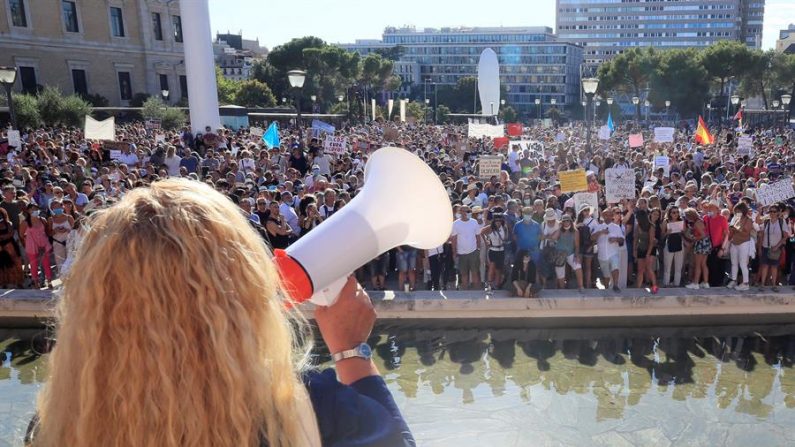 Vista de los asistentes a la manifestación que se ha celebrado esta tarde en la Plaza de Colón de Madrid convocada en redes sociales en contra del uso de las mascarillas a todas horas y en los espacios públicos.EFE/Fernando Alvarado
