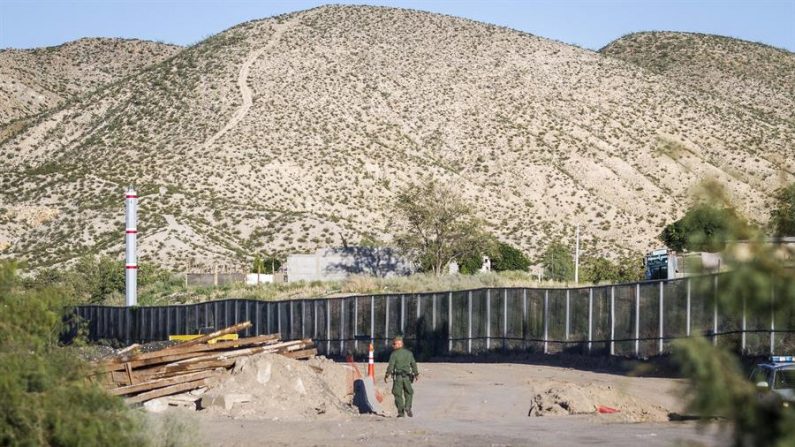 Fotografía que muestra un fragmento de un muro de acero construido en la localidad de Sunland Park, en Nuevo México. EFE/Juan Labreche/Archivo