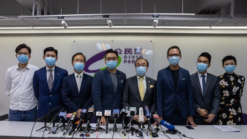 Rueda de prensa del Partido Civico de Hong Kong en la que dan a conocer su rechazo al aplazamiento de las elecciones por parte del gobierno local, el 30 de julio de 2020. (EFE/EPA/JEROME FAVRE)