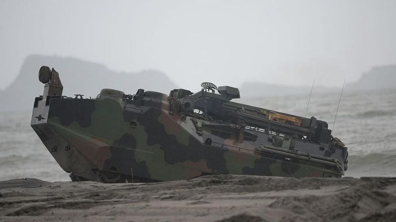 Un vehículo de asalto anfibio (AAV) de los marines de EE.UU. aterriza en una playa durante el ejercicio de desembarco anfibio de Filipinas-EE.UU. (PHIBLEX) en una base de entrenamiento naval frente al mar del sur de China en la ciudad de San Antonio, provincia de Zambales, al norte de Manila, el 7 de octubre de 2016. (TED ALJIBE/AFP a través de Getty Images)