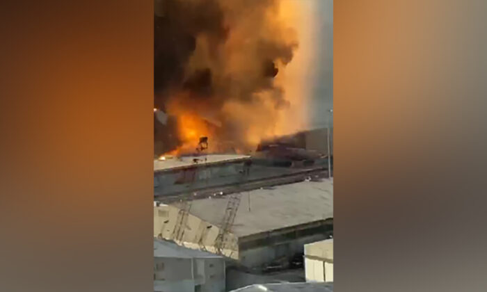 Una captura de pantalla del vídeo de Lina que muestra el inicio de la segunda explosión, que arrasó el puerto y causó daños generalizados en Beirut, Líbano, el 6 de agosto de 2020 (Cortesía de Lina Alameh a través de Wire Service).