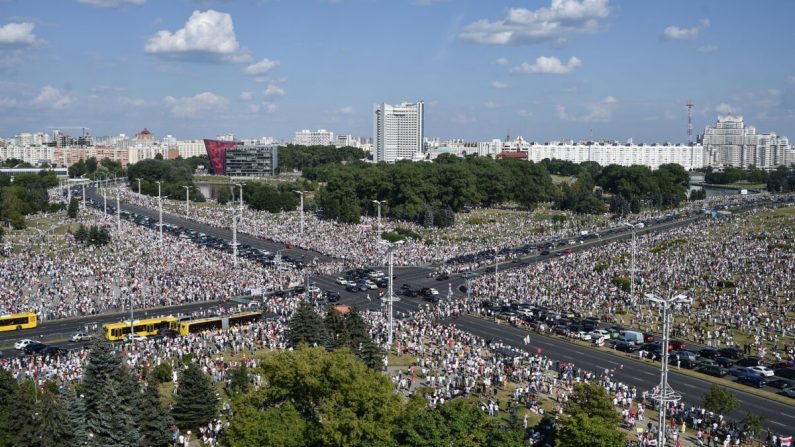 Los partidarios de la oposición de Bielorrusia asisten a un mitin en el centro de Minsk el 16 de agosto de 2020. El hombre fuerte de Bielorrusia, quien ha gobernado su país exsoviético con mano de hierro desde 1994, está bajo una creciente presión en las calles y en el extranjero por su afirmación de haber ganado la reelección el 9 de agosto, con el 80 por ciento de los votos a su favor. (Sergie Gapon/AFP a través de Getty Images)