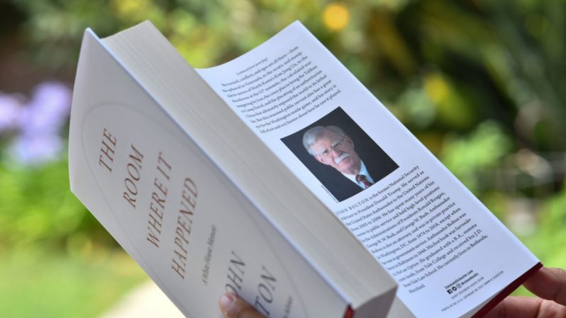 Un lector sostiene el libro de John Bolton "La habitación donde ocurrió", en Glendale, Cali, el 23 de junio de 2020. (Chris Delmas/AFP/Getty Images)