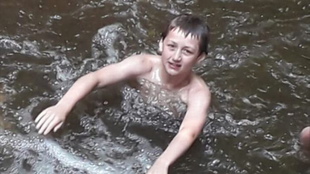 «Le salvó la vida»: Niño de 11 años salta de muelle a olas turbulentas para salvar a un niño pequeño