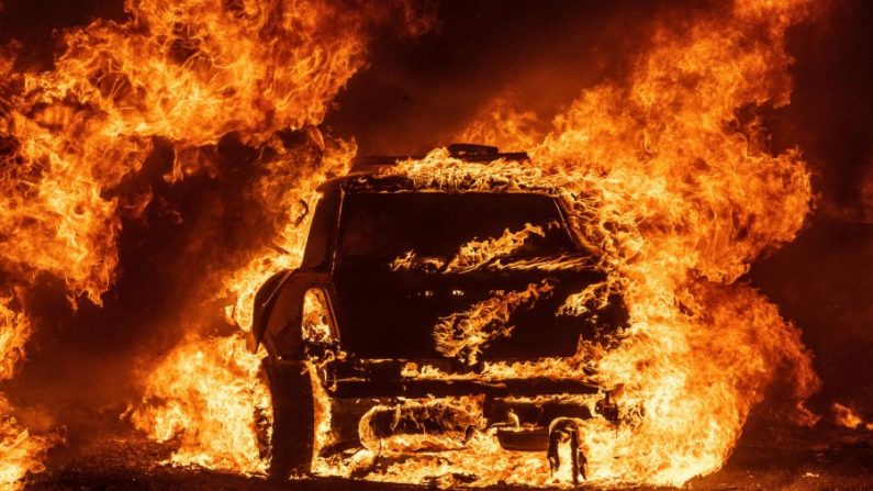 Un coche se quema mientras está aparcado en una residencia en Vacaville, durante los incendios en California provocados por rayos, el 19 de agosto de 2020. (Josh Edelson / AFP vía Getty Images)