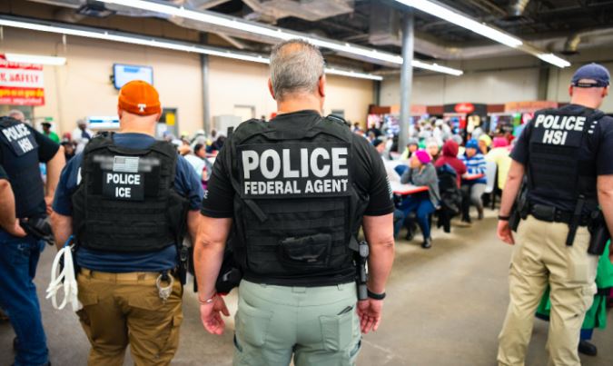 El ICE arresta a unos inmigrantes ilegales durante una operación de vigilancia en una planta de procesamiento de carne en Canton, Mississippi, el 7 de agosto de 2019. (ICE)