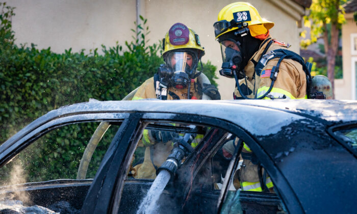 Bomberos del Departamento de Bomberos del Condado de Orange apagaron un vehículo en llamas en Irvine, California, el 17 de agosto de 2020 (John Fredricks/The Epoch Times)