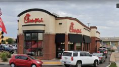 Chick-fil-A celebra el 90º cumpleaños de una empleada con un divertido desfile de autos