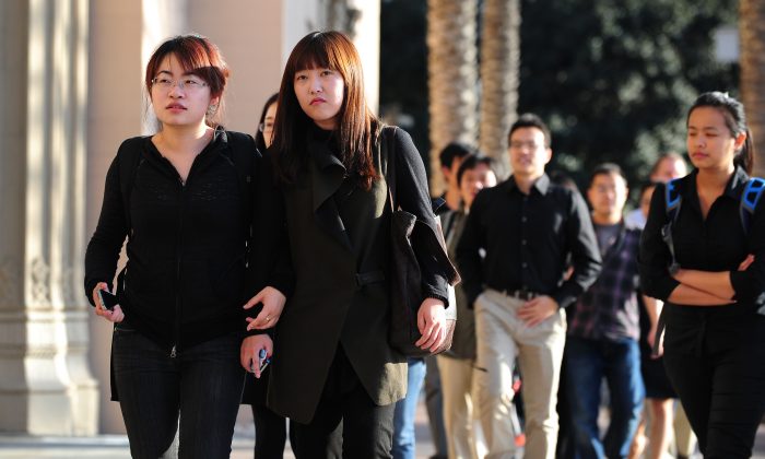 Estudiantes de la USC en camino para asistir a un servicio conmemorativo en Los Ángeles, California, EE. UU. el 18 de abril de 2012. (Frederic J. Brown/AFP vía Getty Images)