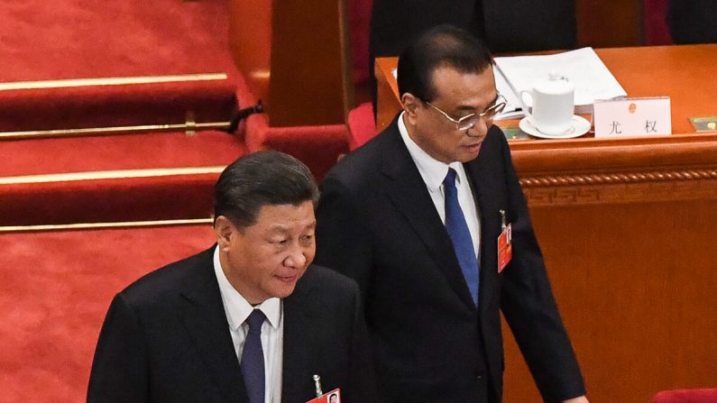 El líder chino Xi Jinping (izq.) y el primer ministro Li Keqiang (der.) llegan a la sesión de apertura de la Asamblea Popular Nacional (APN) en el Gran Salón del Pueblo en Beijing el 22 de mayo de 2020. (LEO RAMIREZ/AFP a través de Getty Images)
