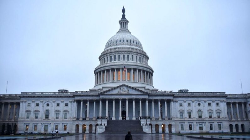 Un hombre camina frente al Capitolio de EE. UU., en Washington, el 6 de noviembre de 2018. (Mandel Ngan/AFP/Getty Images)