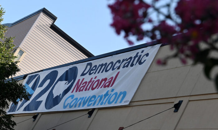 Una pancarta de la Convención Nacional Demócrata cuelga fuera del Chase Center en Wilmington, Delaware, el 17 de agosto de 2020. (Olivier Douliery/AFP vía Getty Images)